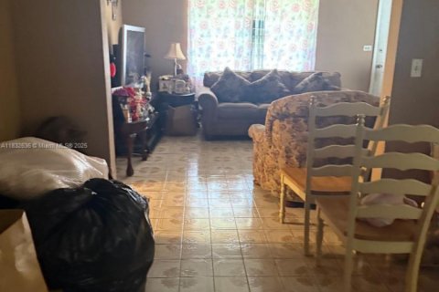 House in Miami Gardens, Florida 3 bedrooms, 125.42 sq.m. № 1811942 - photo 11