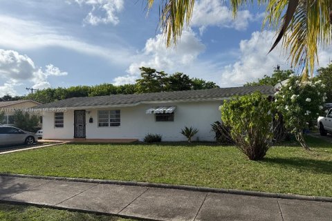 House in Miami Gardens, Florida 3 bedrooms, 125.42 sq.m. № 1811942 - photo 3