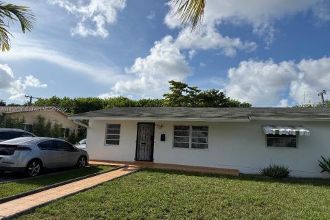 House in Miami Gardens, Florida 3 bedrooms, 125.42 sq.m. № 1811942 - photo 1