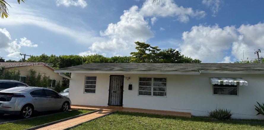 House in Miami Gardens, Florida 3 bedrooms, 125.42 sq.m. № 1811942