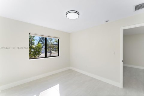 House in Miami, Florida 3 bedrooms № 1994118 - photo 12