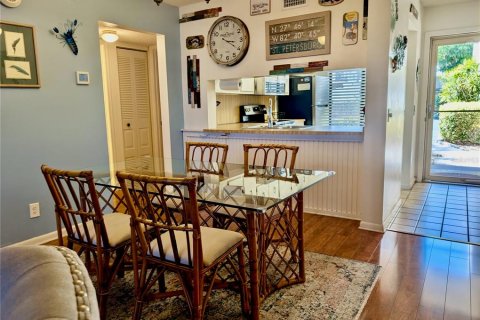 Condo in Saint Petersburg, Florida, 2 bedrooms № 2104867 - photo 9
