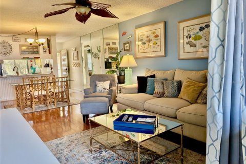Condo in Saint Petersburg, Florida, 2 bedrooms № 2104867 - photo 13