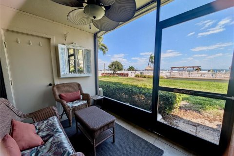 Condo in Saint Petersburg, Florida, 2 bedrooms № 2104867 - photo 16