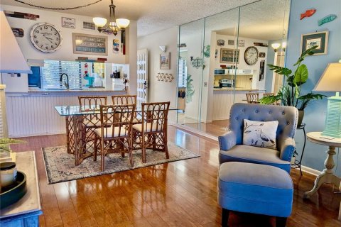 Condo in Saint Petersburg, Florida, 2 bedrooms № 2104867 - photo 12