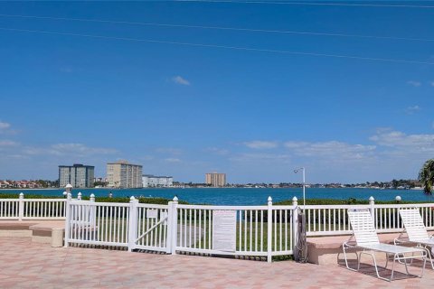 Condo in Saint Petersburg, Florida, 2 bedrooms № 2104867 - photo 23
