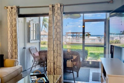 Condo in Saint Petersburg, Florida, 2 bedrooms № 2104867 - photo 15