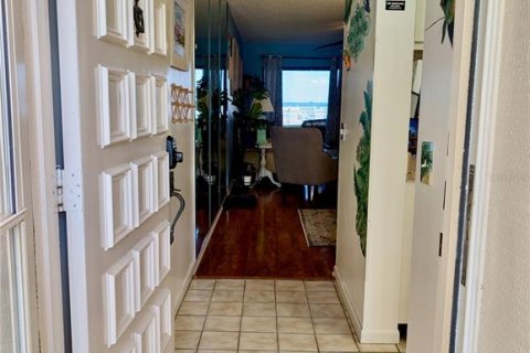 Condo in Saint Petersburg, Florida, 2 bedrooms № 2104867 - photo 3