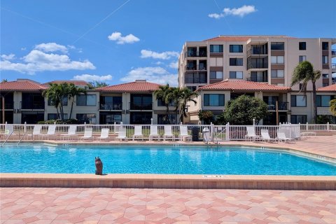Condo in Saint Petersburg, Florida, 2 bedrooms № 2104867 - photo 20
