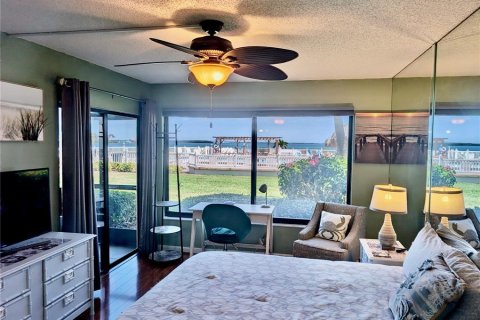 Condo in Saint Petersburg, Florida, 2 bedrooms № 2104867 - photo 26