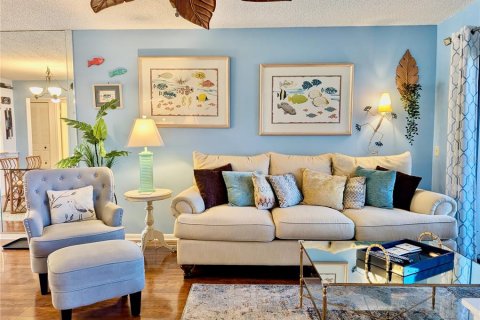 Condo in Saint Petersburg, Florida, 2 bedrooms № 2104867 - photo 11