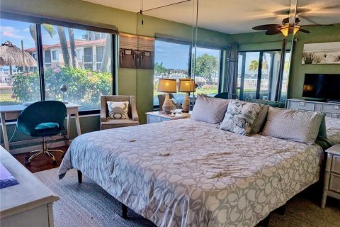 Condo in Saint Petersburg, Florida, 2 bedrooms № 2104867 - photo 24
