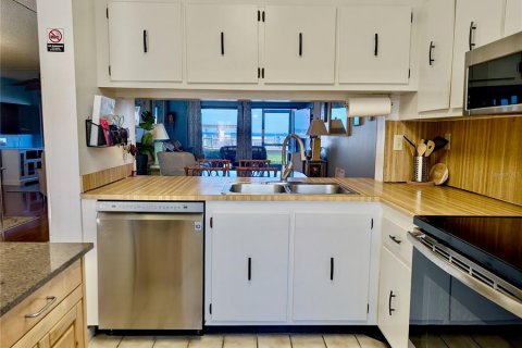 Condo in Saint Petersburg, Florida, 2 bedrooms № 2104867 - photo 6