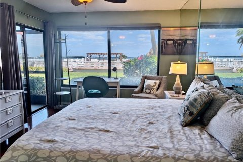 Condo in Saint Petersburg, Florida, 2 bedrooms № 2104867 - photo 25