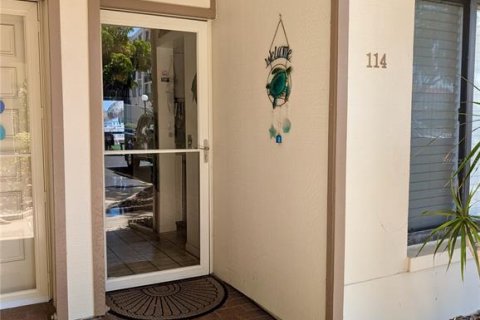 Condo in Saint Petersburg, Florida, 2 bedrooms № 2104867 - photo 2