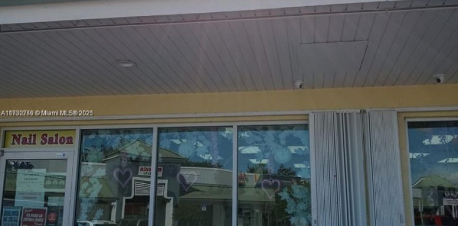 Commercial property in Homestead, Florida № 1859625
