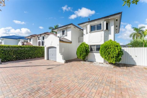 Купить виллу или дом в Майами, Флорида 3 спальни, 152.55м2, № 1955473 - фото 1