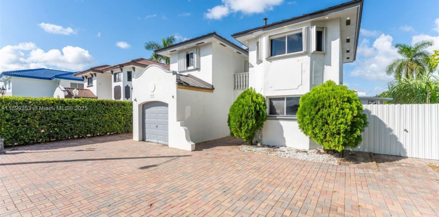 House in Miami, Florida 3 bedrooms, 152.55 sq.m. № 1955473