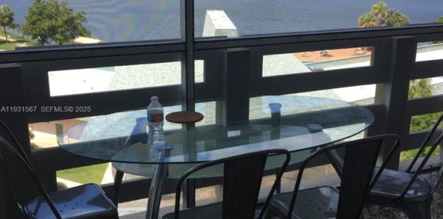 Кондоминиум с 1 спальней в Майами, Флорида № 1990151