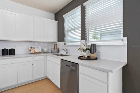Townhouse in Winter Garden, Florida 3 bedrooms, 153.47 sq.m. № 2379307 - photo 6