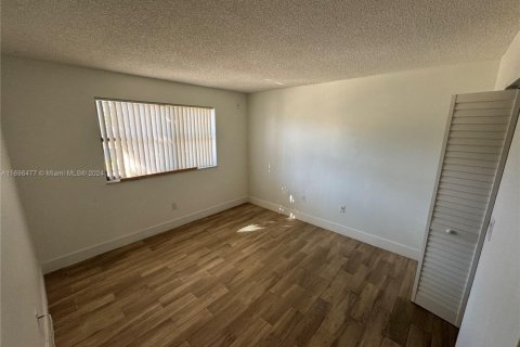 Condominio en venta en Hialeah, Florida, 2 dormitorios, 90.67 m2 № 1939656 - foto 5