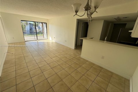 Condominio en venta en Hialeah, Florida, 2 dormitorios, 90.67 m2 № 1939656 - foto 2