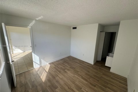 Condominio en venta en Hialeah, Florida, 2 dormitorios, 90.67 m2 № 1939656 - foto 7