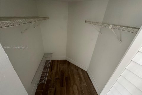 Condo in Hialeah, Florida, 2 bedrooms  № 1939656 - photo 9