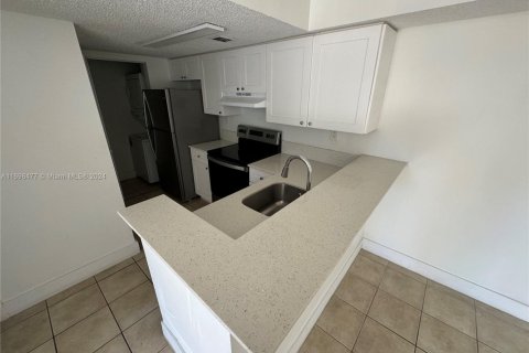 Condominio en venta en Hialeah, Florida, 2 dormitorios, 90.67 m2 № 1939656 - foto 3