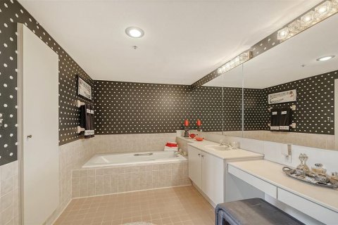 Condo in Longboat Key, Florida, 3 bedrooms  № 2424438 - photo 11