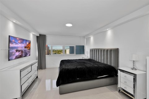 Condominio en venta en Hallandale Beach, Florida, 2 dormitorios, 102.19 m2 № 2015614 - foto 20