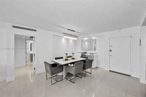 Condominio en venta en Hallandale Beach, Florida, 2 dormitorios, 102.19 m2 № 2015614 - foto 8