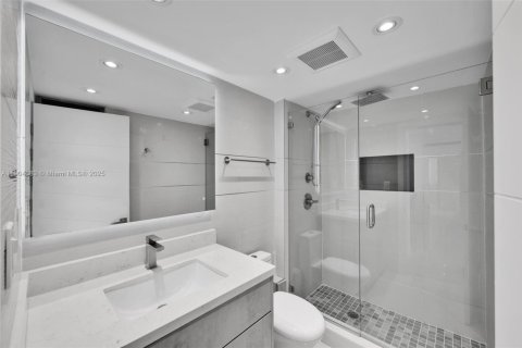 Condominio en venta en Hallandale Beach, Florida, 2 dormitorios, 102.19 m2 № 2015614 - foto 25