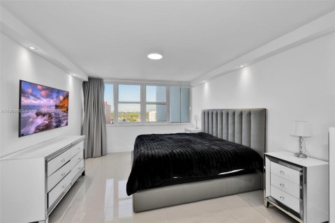 Condominio en venta en Hallandale Beach, Florida, 2 dormitorios, 102.19 m2 № 2015614 - foto 18