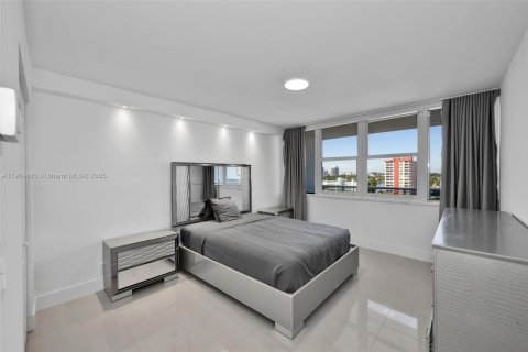 Condominio en venta en Hallandale Beach, Florida, 2 dormitorios, 102.19 m2 № 2015614 - foto 10