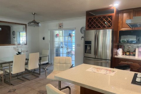 House in Hollywood, Florida 5 bedrooms, 239.59 sq.m. № 1643511 - photo 1