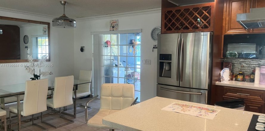 House in Hollywood, Florida 5 bedrooms, 239.59 sq.m. № 1643511