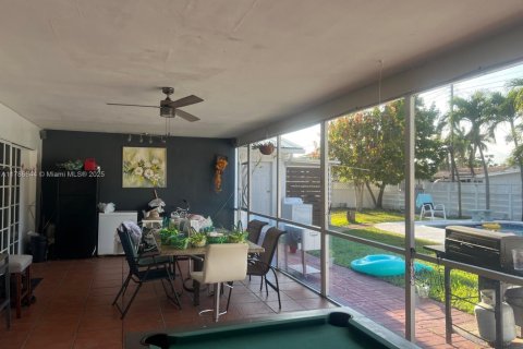House in Hollywood, Florida 5 bedrooms, 239.59 sq.m. № 1643511 - photo 11