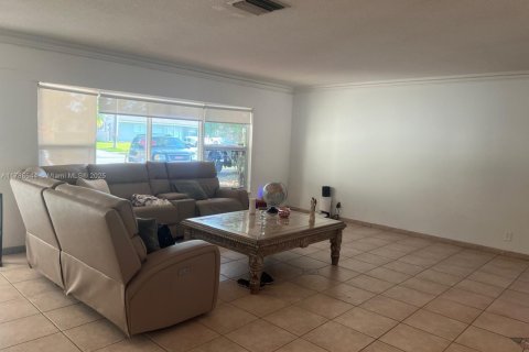 House in Hollywood, Florida 5 bedrooms, 239.59 sq.m. № 1643511 - photo 2