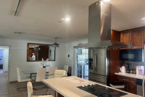 House in Hollywood, Florida 5 bedrooms, 239.59 sq.m. № 1643511 - photo 4