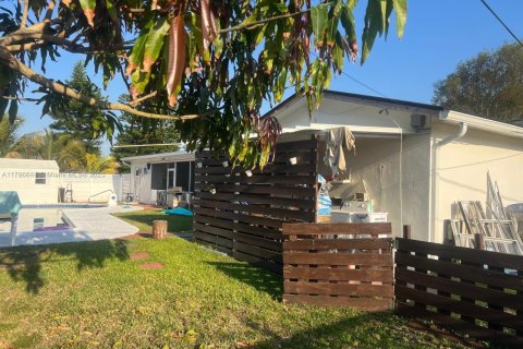 House in Hollywood, Florida 5 bedrooms, 239.59 sq.m. № 1643511 - photo 26