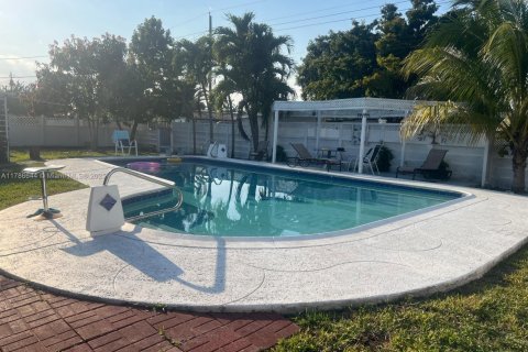 House in Hollywood, Florida 5 bedrooms, 239.59 sq.m. № 1643511 - photo 12
