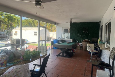 House in Hollywood, Florida 5 bedrooms, 239.59 sq.m. № 1643511 - photo 9