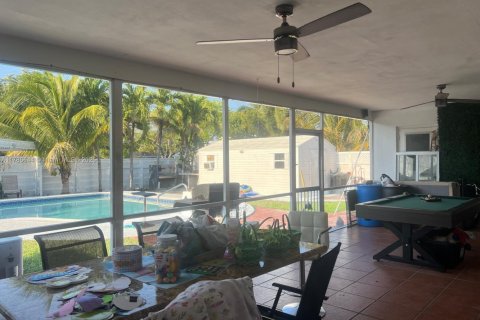 House in Hollywood, Florida 5 bedrooms, 239.59 sq.m. № 1643511 - photo 10