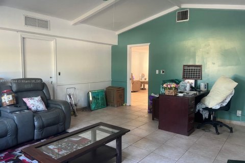 House in Hollywood, Florida 5 bedrooms, 239.59 sq.m. № 1643511 - photo 8