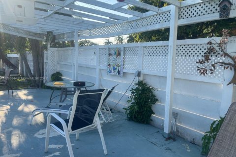 House in Hollywood, Florida 5 bedrooms, 239.59 sq.m. № 1643511 - photo 18
