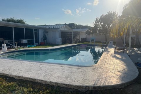 House in Hollywood, Florida 5 bedrooms, 239.59 sq.m. № 1643511 - photo 15