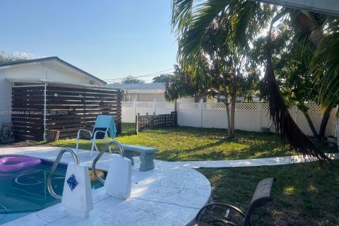 House in Hollywood, Florida 5 bedrooms, 239.59 sq.m. № 1643511 - photo 21