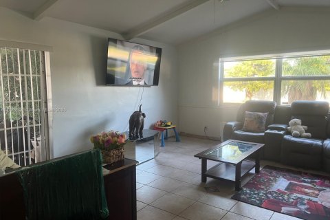 House in Hollywood, Florida 5 bedrooms, 239.59 sq.m. № 1643511 - photo 6