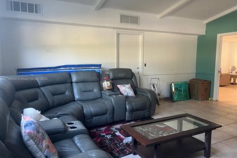 House in Hollywood, Florida 5 bedrooms, 239.59 sq.m. № 1643511 - photo 7